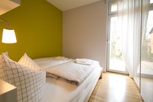 Ferienwohnung Freizeit im Ostseebad Ahrenshoop - gemütliches Schlafzimmer mit Doppelbett