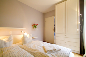 Ferienwohnung Auszeit im Ostseebad Ahrenshoop - gemütliches Schlafzimmer mit Doppelbett