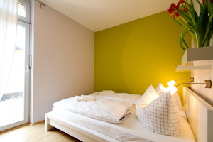 Ferienwohnung Auszeit im Ostseebad Ahrenshoop - gemütliches Schlafzimmer mit Doppelbett